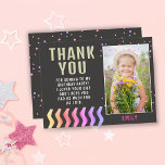 Postal Chica de Colorous Stars Cumpleaños Gracias Foto<br><div class="desc">Chica de Coloridas Estrellas Cumpleaños Gracias Foto Postcard. La tarjeta tiene estrellas y olas coloridas en la parte delantera y en la parte trasera sobre un fondo gris oscuro. Excelente como tarjeta de agradecimiento para chicas. Cuta tarjeta de agradecimiento de cumpleaños con una foto y nota de agradecimiento para sus...</div>