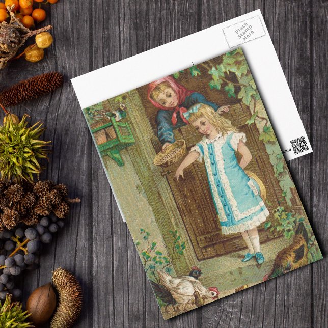 Postal Chica de cosecha con pollo de alimentación materna (Little girl with mother feeding chickens from kitchen door on vintage image postcard.)