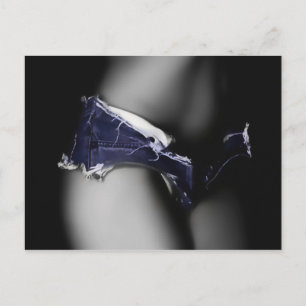 Postal Chica de glamour posa en pantalones cortos de jean