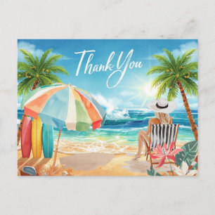 Postal Chica de la playa está sentada en la playa mirando