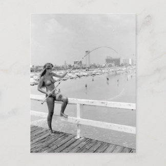 Postal Chica en bikini pescando en Daytona Beach Florida