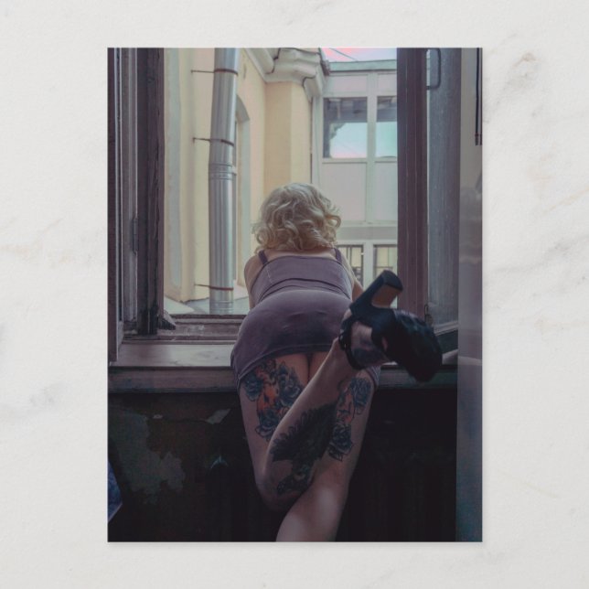 Postal Chica en la ventana (Anverso)