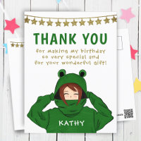 Chica en sudadera con capucha de rana verde estrel