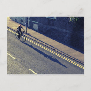 Postal Chica en una bicicleta (proceso cruzado)