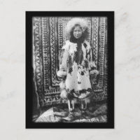 Chica esquimal de Alaska con ropa de piel tradicio