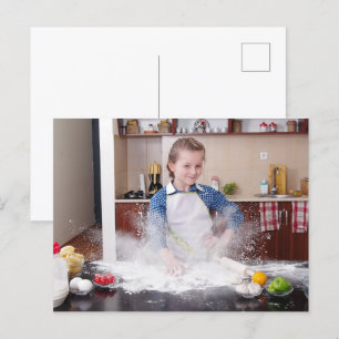 Postal Chica gracioso en una cocina desordenada