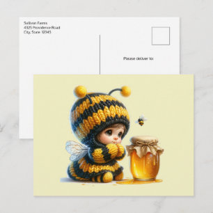 Postal Chica linda con traje de abeja y miel