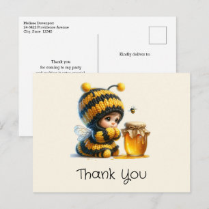 Postal Chica lindo con traje de abeja con miel gracias