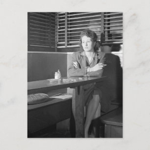 Postal Chica Solitaria en un Bar, 1943