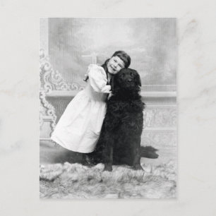 Postal chica sonriente de 1890 y su perro recuperador