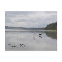 Chica y perro en la playa