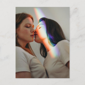 Postal Chicas besando foto de amor al arcoiris