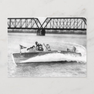 Postal Chicas de glamour en barco rápido