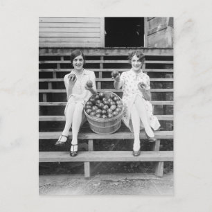 Postal Chicas de la cosecha de manzanas, 1927