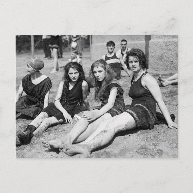 Postal Chicas en la playa, a principios del siglo XX (Anverso)