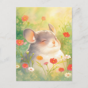 Postal Chinchilla Sonriente y Regordete en Jardín de Flor