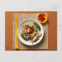 Postal Chinos revuelven verduras fritas con chiles