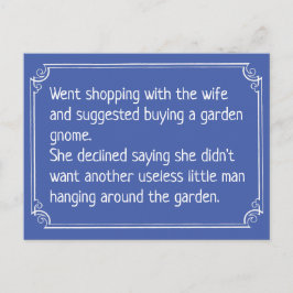 Postal Chiste divertido de jardinería. Gnomo de jardín