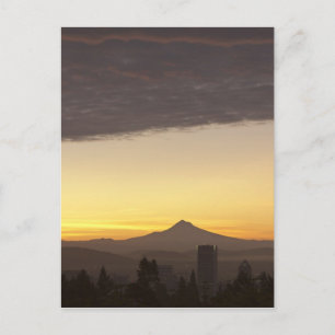 Postal Cielo del amanecer sobre Portland y Mt. Hood, Oreg