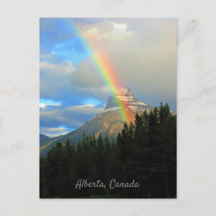 Postal Cielos tormentosos y arcoiris sobre la montaña nev