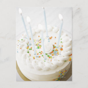 Postal Cierra la tarta de cumpleaños con velas de cumplea