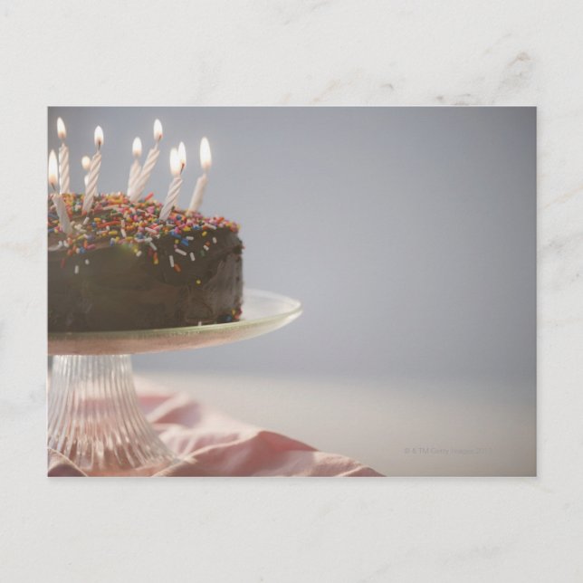 Postal Cierra la tarta de cumpleaños de chocolate con vel (Anverso)