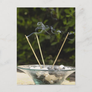 Postal Cierre de los palos de incienso quemándose con pie