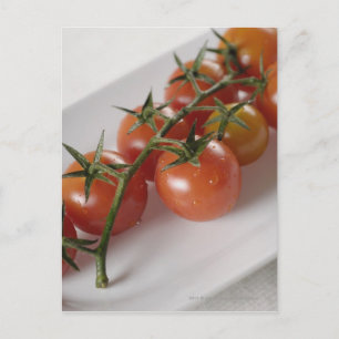 Postal Cierre de tomates en una bandeja