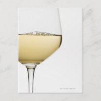 Cierre del vaso de vino blanco sobre blanco