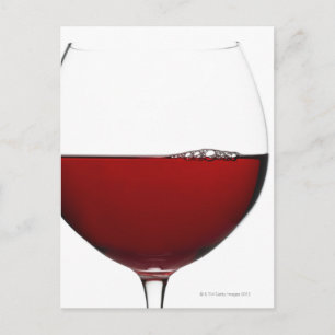 Postal Cierre del vaso de vino tinto sobre blanco