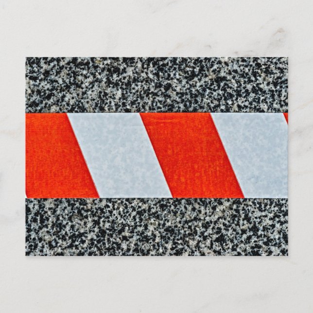 Postal Cinta de advertencia roja sobre la piedra granític (Anverso)