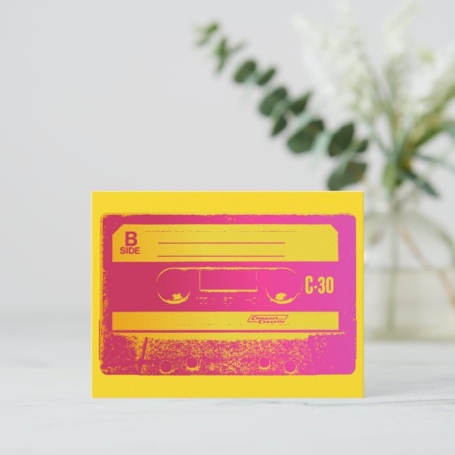 Postal Cinta de cassette rosa y amarillo retro (Anverso de pie)