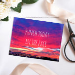 Postal Cita de hoy de Hot Pink Blue Coastal Sunset Punch<br><div class="desc">Es el final del día y a veces solo necesitas terminar luchando! "Golpear hoy en la cara", porque cualquier cosa es posible una vez que se pone en su mente. Te inspiras cada vez que envías esta fotografía en blanco dentro de la tarjeta de saludo de un asombroso amanecer de...</div>