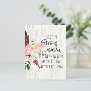 Postal Cita de Mujeres Fuertes Floral Pluma Efecto Madera
