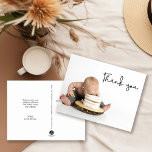 Postal Cita foto bebé niño primer cumpleaños Gracias<br><div class="desc">Presentamos nuestro "Cute Photo Baby Boy First Birthday Gracias Postcard" - una manera encantadora de mostrar aprecio. Esta postal presenta un diseño adorable y es perfecta para expresar gratitud a amigos y familiares por celebrar el hito de tu pequeña. Personalice la postal con un mensaje dulce y una foto preciada...</div>