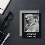Postal Cita graciosa de Yawning Koala<br><div class="desc">Primer plano de un oso Yawning Koala - una foto encantadora y humorística en blanco y negro que captura la esencia de la relajación pura. Cortesía del Museo Nacional de Medios, esta adorable imagen ha sido hábilmente editada y aplicada por Alma Wad, transformándola en una obra de arte lúdica. La...</div>