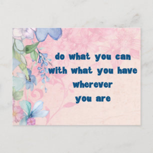 Postal Cita inspiradora sobre fondo floral
