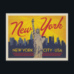 Postal Ciudad de Nueva York | Estatua de la Libertad<br><div class="desc">Anderson Design Group es una firma de diseño y ilustracion galardonada en Nashville,  Tennessee. El fundador Joel Anderson dirige un equipo de artistas talentosos para crear arte poster original que se parece a las estampas publicitarias tradicionales de los años 20 a los 60.</div>