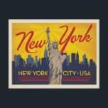 Postal Ciudad de Nueva York | Estatua de la Libertad<br><div class="desc">Anderson Design Group es una firma de diseño y ilustracion galardonada en Nashville,  Tennessee. El fundador Joel Anderson dirige un equipo de artistas talentosos para crear arte poster original que se parece a las estampas publicitarias tradicionales de los años 20 a los 60.</div>