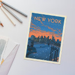 Postal Ciudad de Nueva York | La ciudad de los sueños<br><div class="desc">Anderson Design Group es una firma de diseño y ilustracion galardonada en Nashville,  Tennessee. El fundador Joel Anderson dirige un equipo de artistas talentosos para crear arte poster original que se parece a las estampas publicitarias tradicionales de los años 20 a los 60.</div>