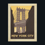 Postal Ciudad de Nueva York | Puente Manhattan<br><div class="desc">Anderson Design Group es una firma de diseño y ilustracion galardonada en Nashville,  Tennessee. El fundador Joel Anderson dirige un equipo de artistas talentosos para crear arte poster original que se parece a las estampas publicitarias tradicionales de los años 20 a los 60.</div>