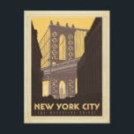 Postal Ciudad de Nueva York | Puente Manhattan<br><div class="desc">Anderson Design Group es una firma de diseño y ilustracion galardonada en Nashville,  Tennessee. El fundador Joel Anderson dirige un equipo de artistas talentosos para crear arte poster original que se parece a las estampas publicitarias tradicionales de los años 20 a los 60.</div>