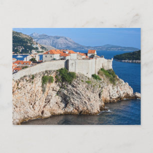Postal Ciudad vieja de Dubrovnik en un acantilado alto