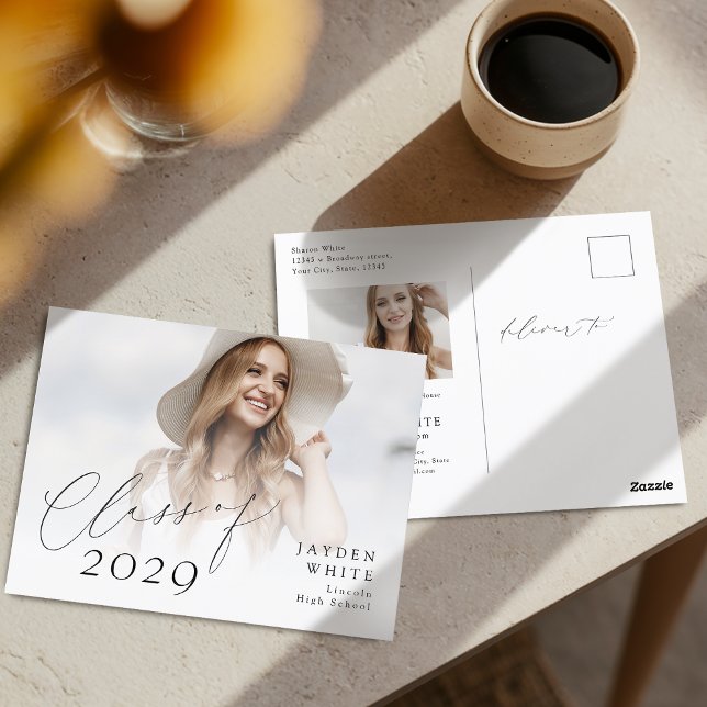 Postal Clase de guión de Moda moderna de 2025 Graduación  (Modern Chic Script Class of 2025 Photo Graduation Postcard)