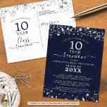 Postal Clase Naval de Reunión Estrellas Azules Luces de A<br><div class="desc">Invitación postal de clase moderna y elegante para cualquier reunión de año (mostrada para 10 años) con estrellas y luces plateadas, tipografía de escritura manuscrita elegante y un fondo de color personalizado (mostrado en azul marino) que se puede cambiar al color de la escuela o al color del tema fiesta....</div>