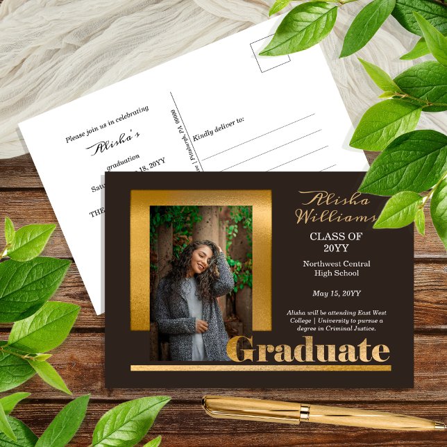Postal Clásico Elegante Graduado de Texto de Oro 1 Foto M (Classy Elegant Gold Tone Text  "Graduate" One Photo Brown Postcard Announcement)