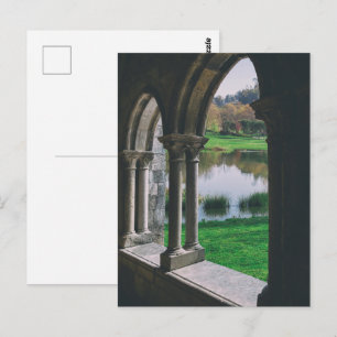 Postal claustro gótico medieval del siglo XIII a orillas