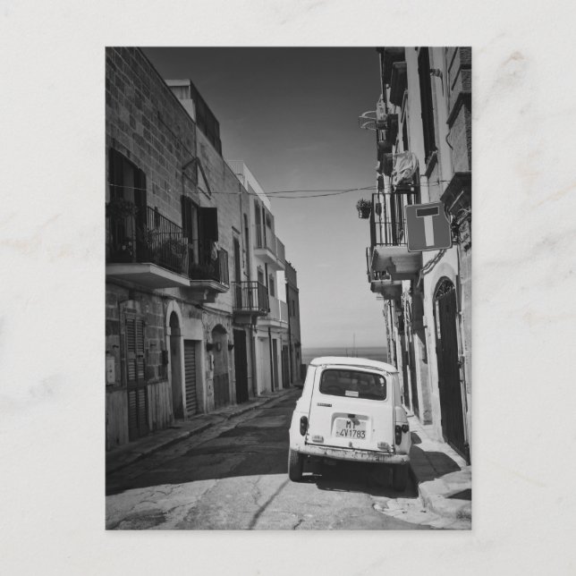 Postal Coche antiguo en una calle de Italia en blanco y n (Anverso)