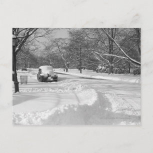 Postal Coche capsulado nieve en la calle B&W
