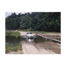 Coche clásico conduciendo a través del agua en un 